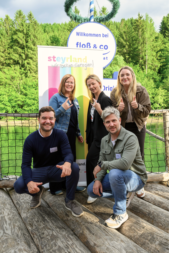 Gruppe von Freunden beim gemeinsamen Grillen am Lagerfeuer